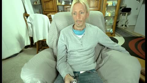 Snapshot of 00jeff31 chatting on 5, 1, 2025 jeff online show from 5, 1, 2025