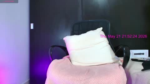 Snapshot of 12_strongcockxx chatting on 22, 5, 2026 kim 04suarez online show from 22, 5, 2026
