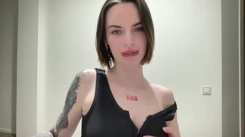 Snapshot of 1dove chatting on 11, 11, 2025 DOVE online show from 11, 11, 2025