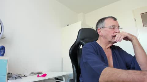 Henk online show from 2, 2, 2025