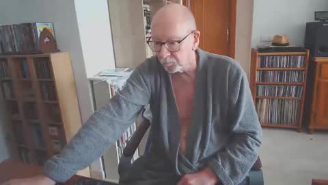 Snapshot of 7thsojourn chatting on 5, 11, 2025 Papi online show from 5, 11, 2025