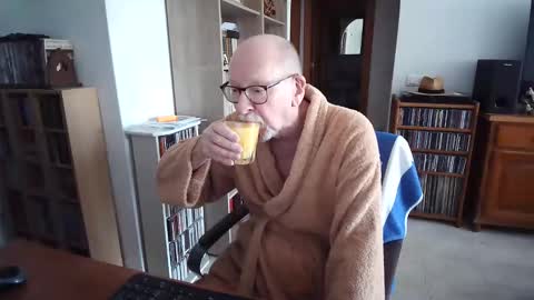 Snapshot of 7thsojourn chatting on 15, 12, 2025 Papi online show from 15, 12, 2025