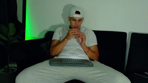 Snapshot of _0324 chatting on 23, 9, 2025 rick online show from 23, 9, 2025