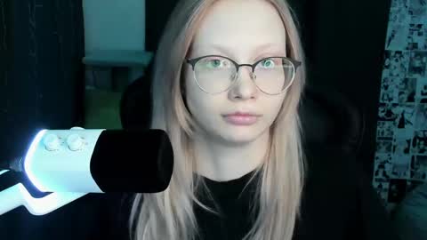 Snapshot of _caramel_milk_ chatting on 10, 3, 2025 Merlizz online show from 10, 3, 2025