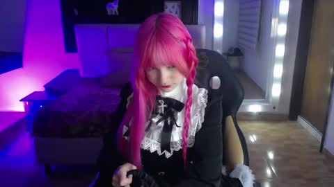 Snapshot of _charlotte_collins_ chatting on 9, 4, 2026 _charlotte_collins_ online show from 9, 4, 2026