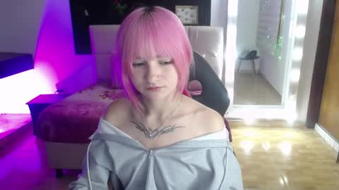Snapshot of _charlotte_collins_ chatting on 7, 5, 2026 _charlotte_collins_ online show from 7, 5, 2026