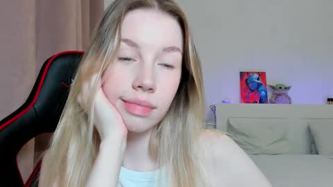 Snapshot of _emiliaaa chatting on 29, 10, 2025 Emi online show from 29, 10, 2025