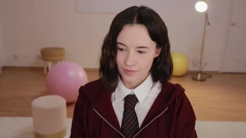 Snapshot of _female_essence_ chatting on 15, 10, 2025 Essie online show from 15, 10, 2025