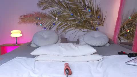 Holly online show from 10, 2, 2025