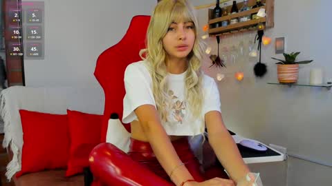 _hottie__ online show from 7, 1, 2025