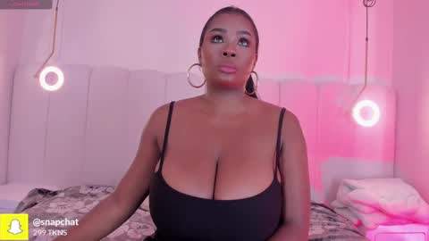 Snapshot of _huge_boobs_ebony chatting on 3, 10, 2025 Darlis online show from 3, 10, 2025