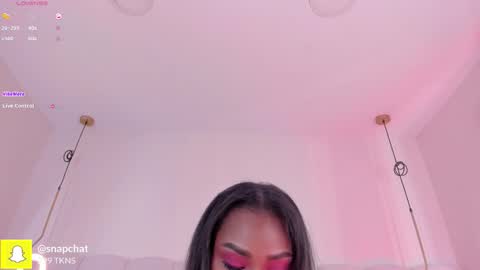 Snapshot of _huge_boobs_ebony chatting on 21, 10, 2025 Darlis online show from 21, 10, 2025