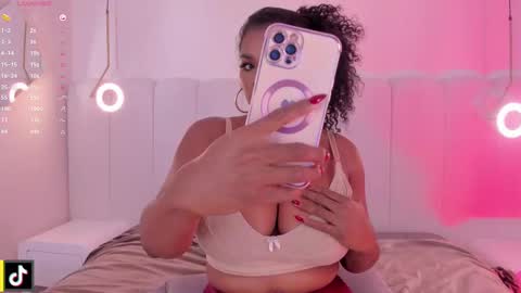 Snapshot of _huge_boobs_ebony chatting on 30, 10, 2025 Darlis online show from 30, 10, 2025