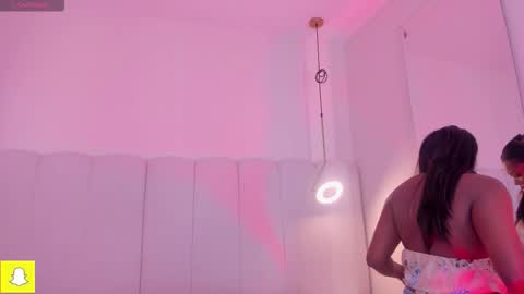 Snapshot of _huge_boobs_ebony chatting on 4, 12, 2025 Darlis online show from 4, 12, 2025