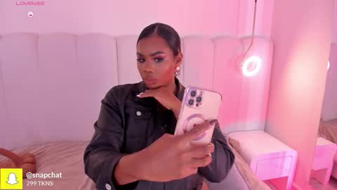 Snapshot of _huge_boobs_ebony chatting on 15, 12, 2025 Darlis online show from 15, 12, 2025