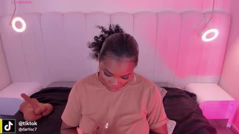 Snapshot of _huge_boobs_ebony chatting on 16, 12, 2025 Darlis online show from 16, 12, 2025