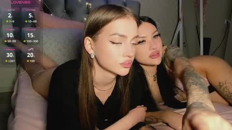 Jess blond and Leila brunette online show from 13, 5, 2026