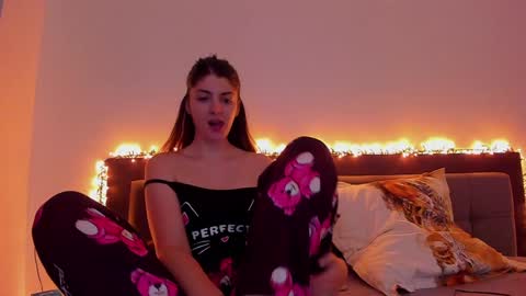 Snapshot of _just_a_simple_girl chatting on 9, 1, 2025 _just_a_simple_girl online show from 9, 1, 2025