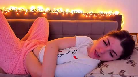 Snapshot of _just_a_simple_girl chatting on 19, 2, 2025 _just_a_simple_girl online show from 19, 2, 2025