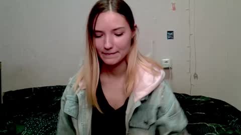 Snapshot of _kikiclark_ chatting on 12, 10, 2025 _kikiclark_ online show from 12, 10, 2025