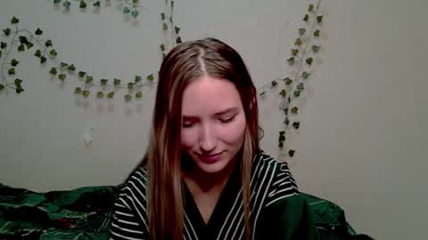 Snapshot of _kikiclark_ chatting on 5, 11, 2025 _kikiclark_ online show from 5, 11, 2025