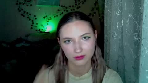 Snapshot of _kikiclark_ chatting on 14, 11, 2025 _kikiclark_ online show from 14, 11, 2025