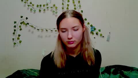 Snapshot of _kikiclark_ chatting on 22, 11, 2025 _kikiclark_ online show from 22, 11, 2025