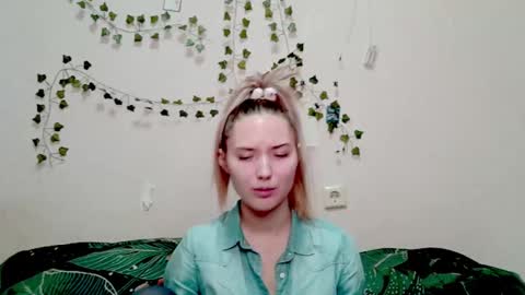 Snapshot of _kikiclark_ chatting on 5, 12, 2025 _kikiclark_ online show from 5, 12, 2025