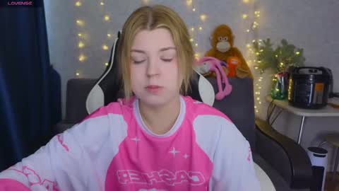 Snapshot of _kirieshka chatting on 4, 3, 2026 Molly Emily online show from 4, 3, 2026