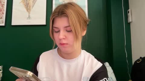 Snapshot of _kirieshka chatting on 21, 3, 2026 Molly Emily online show from 21, 3, 2026