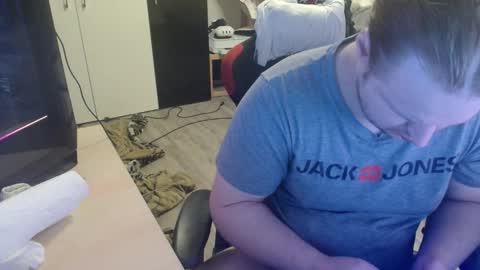 Snapshot of _kitsu_ chatting on 14, 12, 2025 _kitsu_ online show from 14, 12, 2025