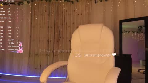 Snapshot of _lauraspencer_ chatting on 19, 9, 2025 Laura online show from 19, 9, 2025