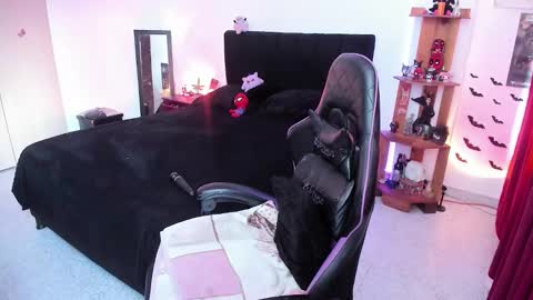 Snapshot of _lucyx__ chatting on 15, 1, 2026 Queen. Help me reach 100 thumbs up online show from 15, 1, 2026