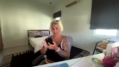 Snapshot of _morpho_ chatting on 8, 1, 2025 Francine Aisi Morpho - a genus of blue butterflies. online show from 8, 1, 2025