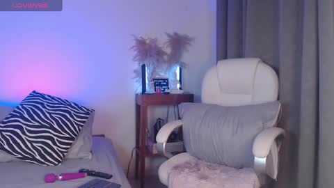 Naia Ross online show from 1, 10, 2025