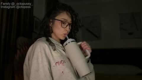 Snapshot of _octopussy_ chatting on 15, 4, 2026 Mikayla online show from 15, 4, 2026