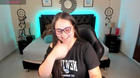Snapshot of _oliviajoness chatting on 6, 7, 2026 Olivia jones online show from 6, 7, 2026