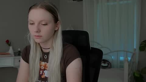 Snapshot of _penisflytrap_ chatting on 31, 10, 2025 Viktoria online show from 31, 10, 2025