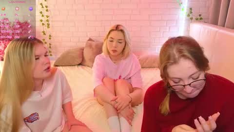 Snapshot of _ramune_ chatting on 30, 9, 2025 Merlizz Eva Jane Mila Nicole  left to right  online show from 30, 9, 2025