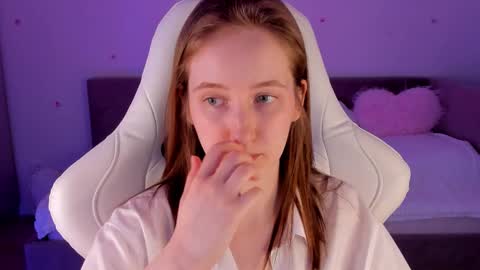 Snapshot of _secretelly_ chatting on 17, 11, 2025 _secretelly_ online show from 17, 11, 2025