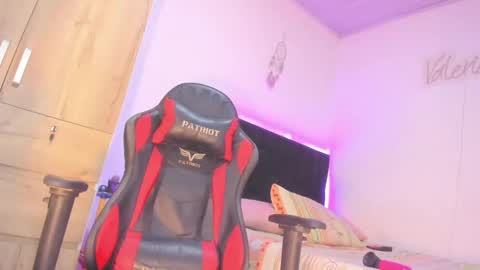 Snapshot of _valeriaa chatting on 13, 12, 2024    online show from 13, 12, 2024