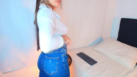 Victoria Fox online show from 6, 2, 2026