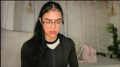 Snapshot of _viollettenoir_ chatting on 5, 4, 2026 online show from 5, 4, 2026