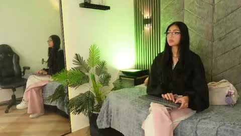 Snapshot of _viollettenoir_ chatting on 27, 4, 2026 online show from 27, 4, 2026