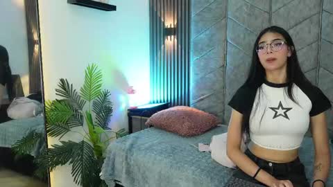 Snapshot of _viollettenoir_ chatting on 7, 5, 2026 online show from 7, 5, 2026