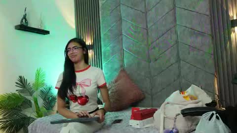 Snapshot of _viollettenoir_ chatting on 14, 5, 2026 online show from 14, 5, 2026