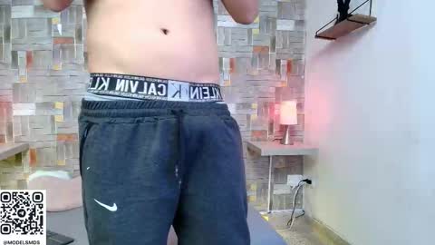 Snapshot of aaron_antonella_mds chatting on 9, 11, 2025 Aaron y Antonella online show from 9, 11, 2025