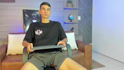 Snapshot of aaron_whitee chatting on 6, 1, 2026 Aaron online show from 6, 1, 2026