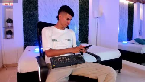 Snapshot of aaron_whitee chatting on 17, 1, 2026 Aaron online show from 17, 1, 2026