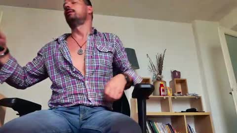Snapshot of aaronbomer chatting on 20, 5, 2026 Aaron online show from 20, 5, 2026